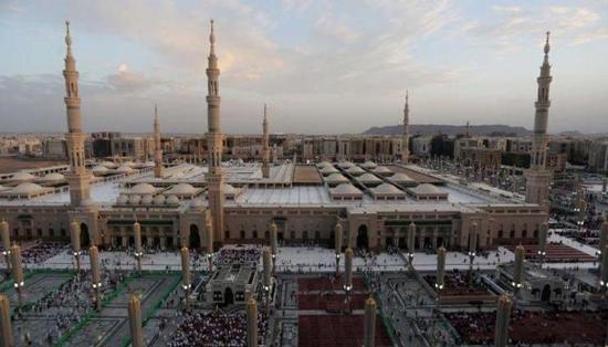 السعودية : أمن المسجد النبوي يضبط شخص يخالف القيم الدينية 