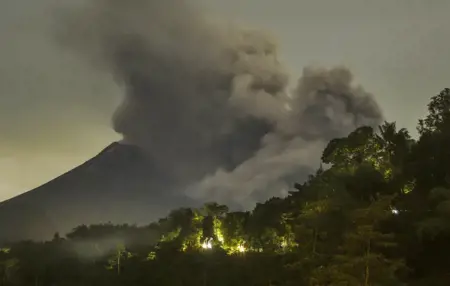 إندونيسيا: ثوران أكثر البراكين نشاطا في العالم
