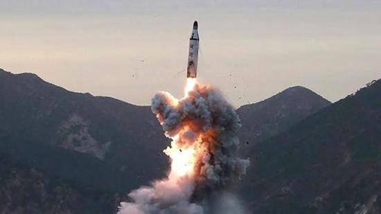 كوريا الشمالية تطلق 8 صواريخ باليستية على التوالي