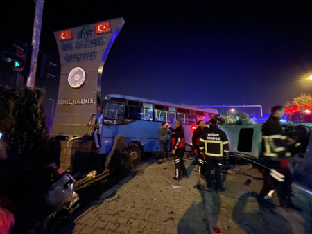 إصابة 16 شخصا جراء اصطدام حافلة نقل عام بسيارة في ولاية نيغدة التركية