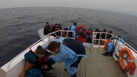 تركيا تنقذ مهاجرين دفعت بهم القوات اليونانية للموت