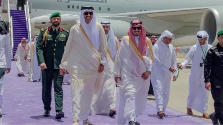 أمير قطر يغادر جدة قبل إلقاء كلمته في القمة العربية.. ما علاقة بشار الأسد؟