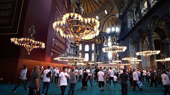 خلال عام من إعادته مسجدا.. آيا صوفيا يستقبل 3 ملايين زائر