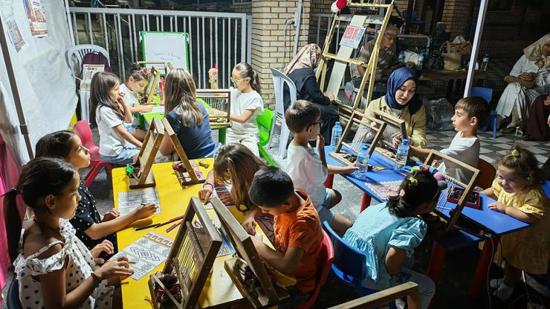 أطفال ديمرجي في مانيسا يتعلمون حرفة نسج السجاد التقليدية