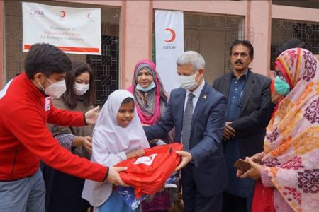 الهلال الأحمر التركي يقدم مساعدات لـ1260 طالباً من الروهنغيا