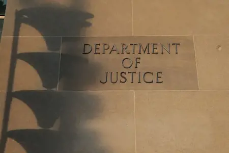 نيابةً عن الحرس الثوريّ.. العدل الأمريكية تتّهم 17 إيرانياً بقرصنة بيانات جامعاتٍ وشركات