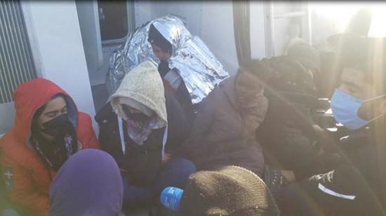 فرق خفر السواحل التركية تهرع لإنقاذ 117مهاجر غير شرعي