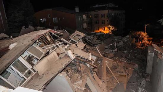 انهيار مبنى  مكون من 11 طابق في إسطنبول
