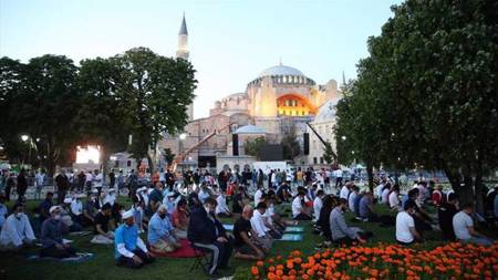 سائح أمريكي يغير اسمه بعد إعلان إسلامه بجامع آيا صوفيا الكبير بإسطنبول 