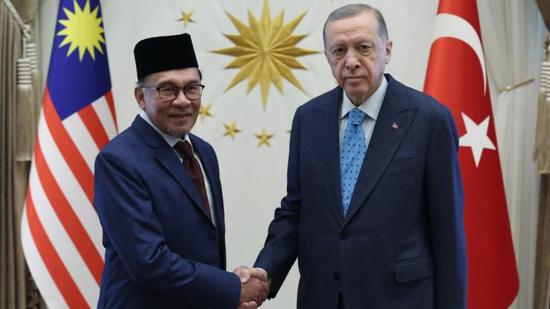 الرئيس التركي أردوغان يُجري  اتصالا مرئيا مع رئيس وزراء ماليزيا
