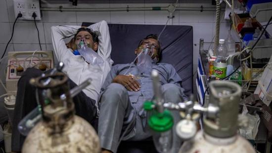صورة صادمة من الهند: مريضان في سرير واحد