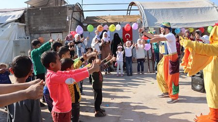 الإغاثة التركية تحيي "يوم الطفل" مع أطفال عفرين السورية