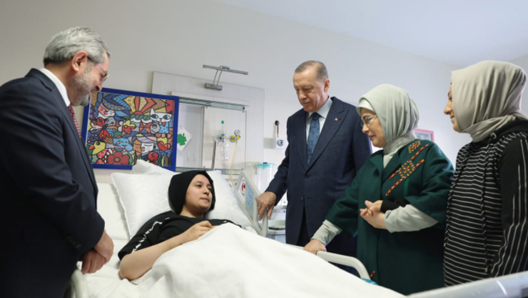 الوصف: زار أردوغان ضحايا الزلزال الذين يتلقون العلاج في أنقرة