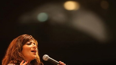 المطربة السورية "أصالة نصري" ترد على منتقديها على الغناء بعد الزلزال