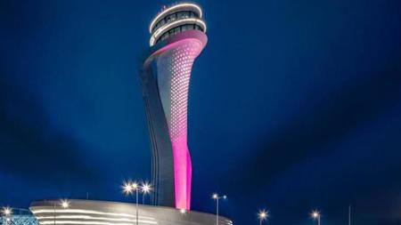 برج مطار اسطنبول يضيء باللون الوردي المذهل لهذا السبب