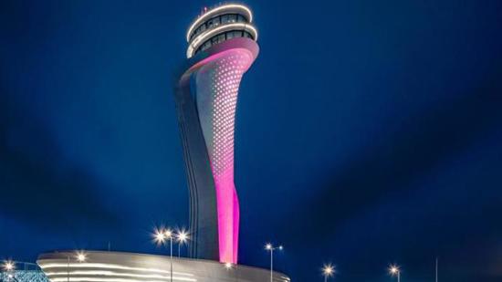 برج مطار اسطنبول يضيء باللون الوردي المذهل لهذا السبب