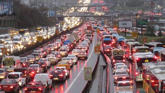 إسطنبول: الطقس الماطر يتسبب في كثافة مرورية عالية