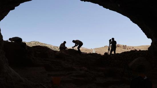 اكتشاف أثري نادر: علماء يعثرون على حمض نووي بشري قديم على جدران كهوف لأول مرة