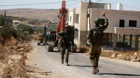 جنود الاحتلال الإسرائيلي يعتدون بالضرب على فلسطينيّ في الثمانين من عمره ويصيبونه خلال اقتحام بلدة طرمسعيا قرب رام الله