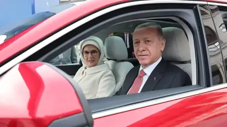 برفقة عقيلته السيدة أمينة.. أردوغان يقود سيارة توغ التركية