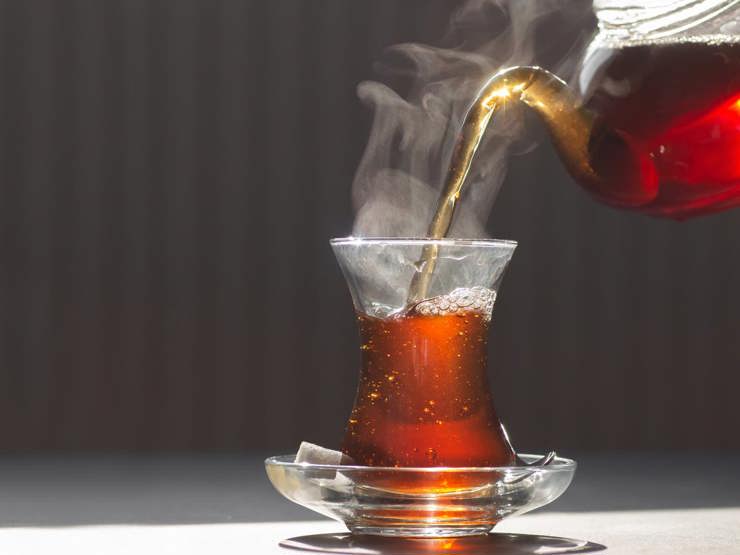 The Health Benefits and Drawbacks of Daily Tea Consumption