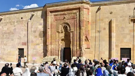ظاهرة تخطف الأنفاس في جامع ديفريغي الأثري: «ظلّ المصلي» يظهر كل عصر ويجذب أفواج الزوار
