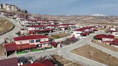 تركيا تبدأ تسليم مساكن دائمة لعائلات أتراك الأحيسكا القادمين من أوكرانيا في بيتليس