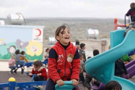 الهلال الأحمر التركي يوزع 784 منزلا للنازحين في إدلب السورية