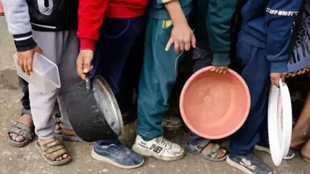 أهل غزة يذبحون حصانًا جريحًا ويتقاسموه فيما بينهم بسبب الجوع الشديد أهل غزة يذبحون حصانًا جريحًا ويتقاسموه فيما بينهم بسبب الجوع الشديد