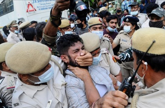 الهند تعلن مقتل اثنين وإصابة 120 آخرين في مظاهرات رفض الإساءة للنبي ﷺ