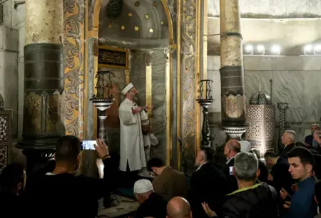 مئات المواطنين الأتراك يؤدون صلاة الفجر بمسجد آيا صوفيا في ذكرى فتح إسطنبول