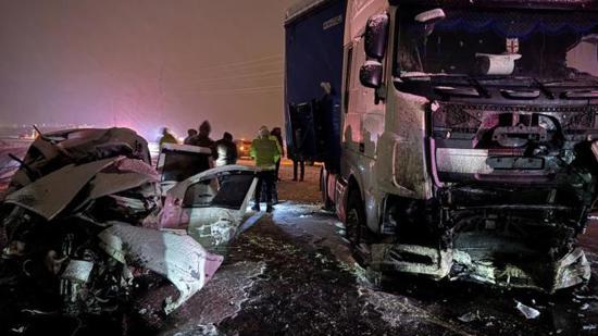 فاجعة الطريق.. 4 قتلى في تصادم مروع بين شاحنة وسيارة بأرضروم