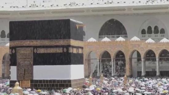 أمطار لطيفة تنعش حجاج بيت الله الحرام رغم تجاوز درجات الحرارة 40 درجة