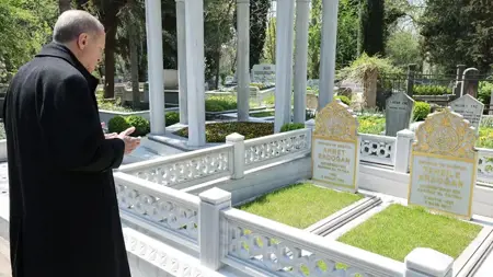  الرئيس أردوغان يزور قبري والديه