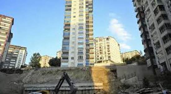 انهيار مفاجئ في أنقرة.. سقوط منصة مبنى يثير القلق