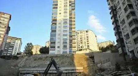 انهيار مفاجئ في أنقرة.. سقوط منصة مبنى يثير القلق