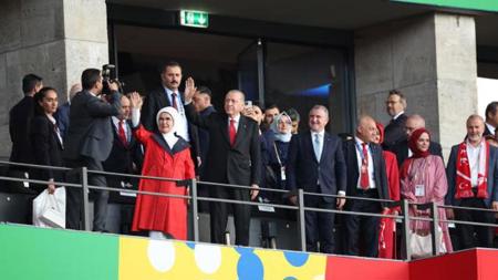أردوغان يصل إلى ملعب برلين الأولمبي لمساندة منتخب تركيا في مباراته أمام نظيره الهولندي