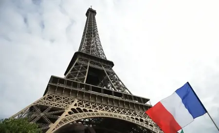 بعد إقرار البرلمان والمجلس الدستوري.. ماكرون يوقّع قانون «القتل الرحيم» في فرنسا