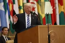 ترامب يَعِد بمنع ضم الضفة الغربية في لقاء قادة العرب