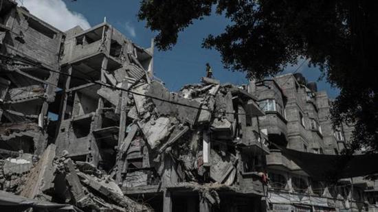 استشهاد فلسطينيٍّ إثر استهداف الاحتلال خيمة نازحين في دير البلح وسط غزّة