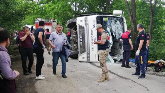 مصرع شخص وإصابة 10آخرين نتيجة انقلاب حافلة في أوردو