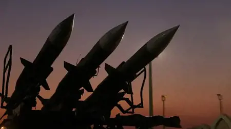 إيران تبدأ الرد: صواريخ ومسيّرات على قواعد أمريكية بالمنطقة.. وصافرات الإنذار تدوي في الأردن