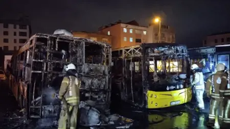 احتراق 3 حافلات IETT  في إسطنبول لأسباب مجهولة احتراق 3 حافلات IETT  في إسطنبول لأسباب مجهولة