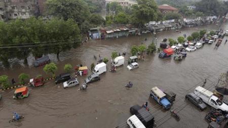الأمطار الغزيرة تتسبب في حدوث كارثة طبيعية وتدمر 40 ألف منزل في باكستان