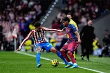 برشلونة يواجه إعصار أتلتيكو مدريد بعد ساعات