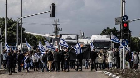 المئات من المحتلين اليهود يعتصمون أمام شاحنات المساعدات لمنع وصولها إلى قطاع غزة