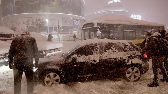 الثلوج تأسر منطقة هاديم كوي بإسطنبول