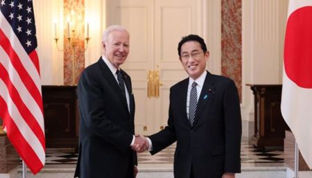 الرئيس الأمريكي يستقبل رئيس الوزراء الياباني في هذا التوقيت