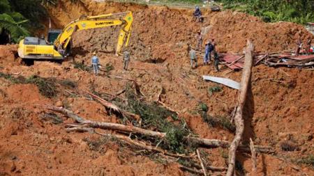ارتفاع حصيلة قتلى الانهيارات الأرضية في ماليزيا إلى 31 قتيلا