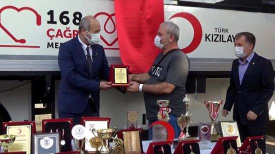 متبرع بالدم يحطم الأرقام القياسية في تركيا 